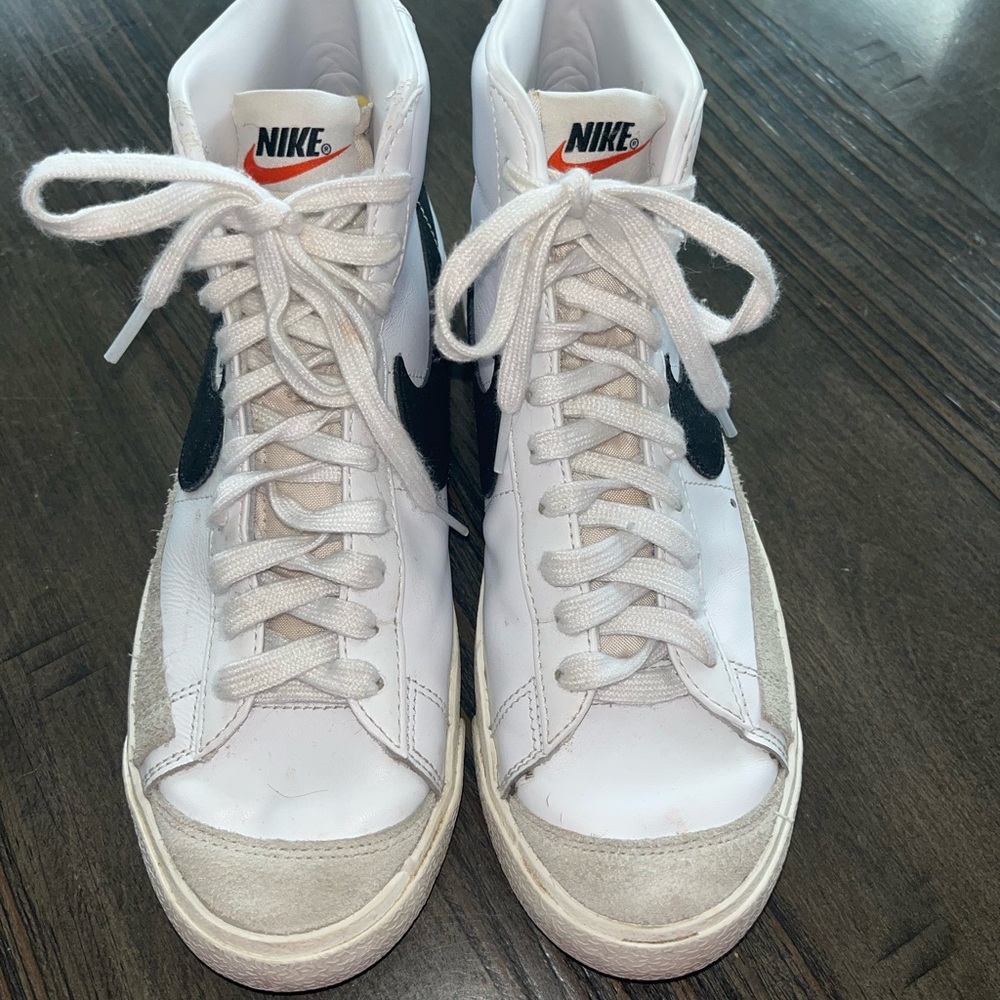 NIKE Blazer Mid '77 Womens Shoes. Size 9